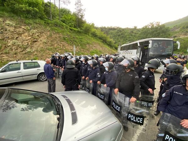 Дороги в сторону Дманиси, въезды и выезды из населенного пункта были временно блокированы правоохранительными органами, чтобы избежать разрастания конфликта за счет прибытия возмущенных жителей из соседних сел и городов - Sputnik Грузия