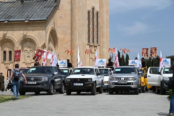 С территории кафедрального собора Святой Троицы - Самеба, автомобили со священниками разъезжаются по всей столице - Sputnik Грузия