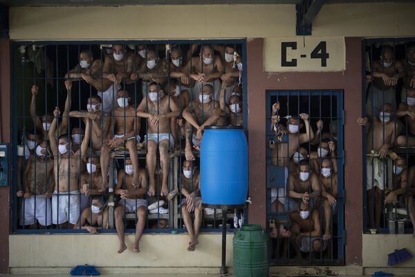 Снимок из серии Преступные банды под стражей фотографа из Сальвадора Юрия Кортеза, ставшим вторым в категории Одиночные новости  - Sputnik Грузия