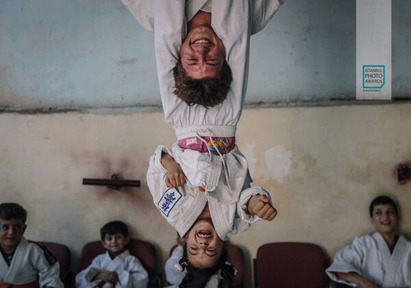Снимок из серии Сирия: Спорт и развлечения вместо войны и страха сирийского фотографа Анаса Альхарбутли, ставший третьим в категории Сюжет Спортивный конкурса Istanbul Photo Awards 2021  - Sputnik Грузия