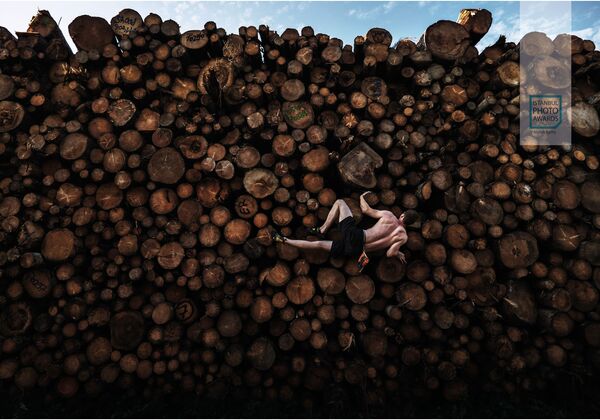 Снимок Боулдеринг на сваях бревен австралийского фотографа Адама Претти, ставший третьим в категории Сюжет Спортивный конкурса Istanbul Photo Awards 2021 - Sputnik Грузия