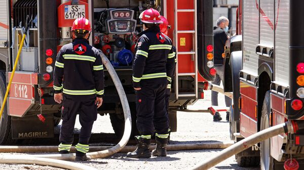 Пожарные спасатели на месте ЧП - Sputnik Грузия