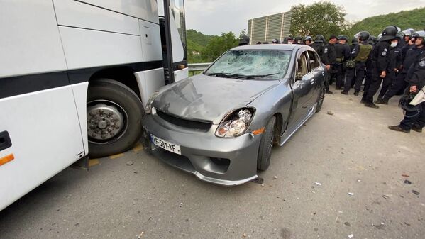 Однако несколько автомобилей были разбиты на дороге, ведущей в Дманиси - Sputnik Грузия