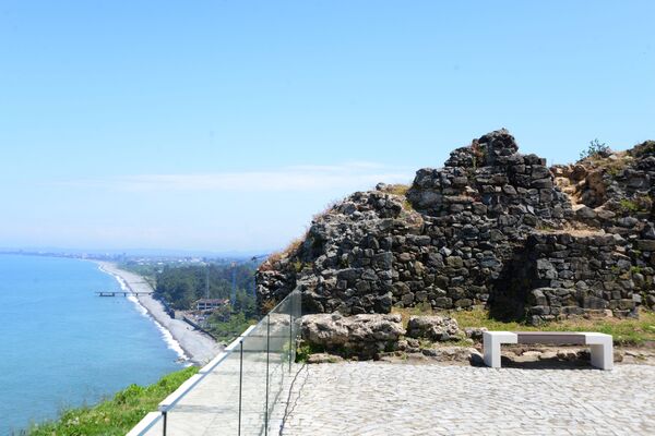Со стен крепости открывается живописный вид на Черное море и побережье Аджарии - Sputnik Грузия