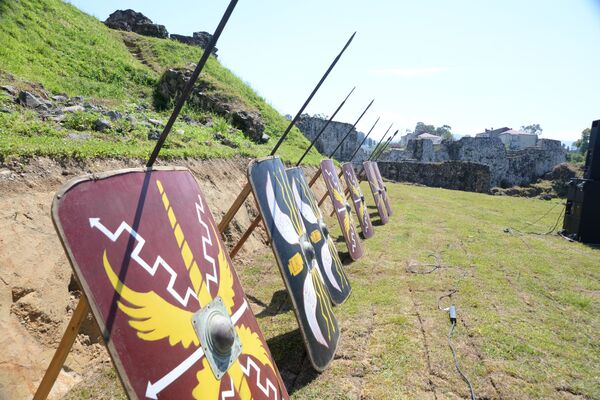 О том, что крепость была построена византийцами, напоминают образцы древнего оружия, выставленного на ее территории  - Sputnik Грузия