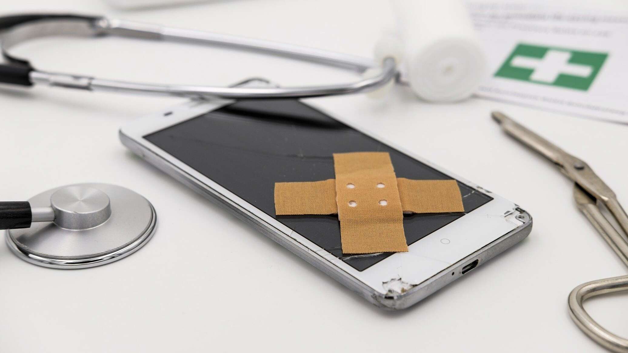 Поломки смартфонов. Диагностика смартфона. Планшет ноутбук взорвался. Диагностика смартфона. Сломанный смартфон.