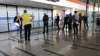 Тбилисский международный аэропорт - терминал прибытия, ожидающие