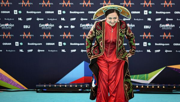 Певица Манижа (Россия) на бирюзовой ковровой дорожке перед началом церемонии открытия 65-го международного конкурса песни Евровидение-2021  - Sputnik Грузия