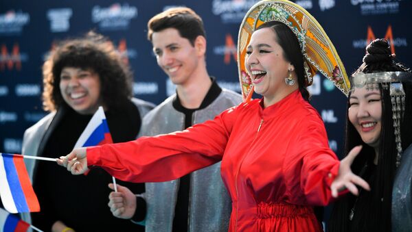 Певица Манижа со своей командой (Россия) на бирюзовой ковровой дорожке перед началом церемонии открытия Евровидения-2021 в Роттердаме - Sputnik Грузия