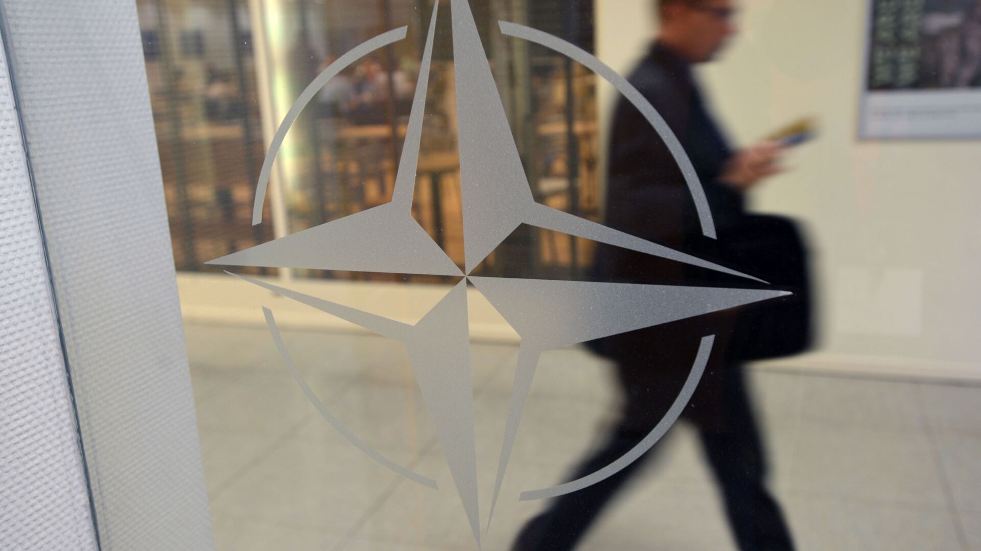 Эмблема организации в штаб-квартире НАТО в Брюсселе. - Sputnik Грузия, 1920, 25.03.2022