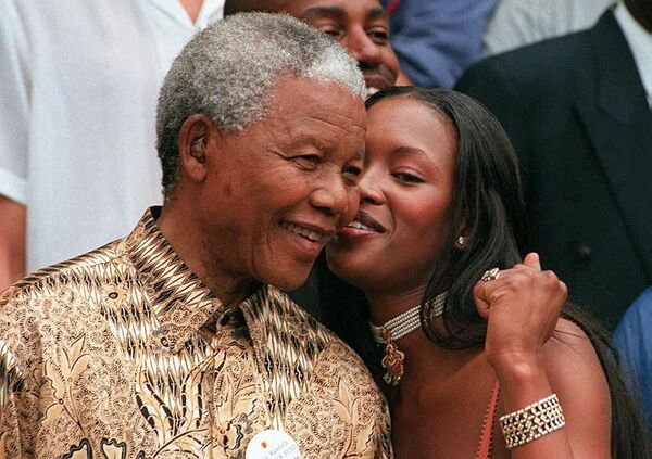 Президент ЮАР Нельсон Мандела и британская супермодель Наоми Кэмпбелл в Кейптауне, 1998 год - Sputnik Грузия