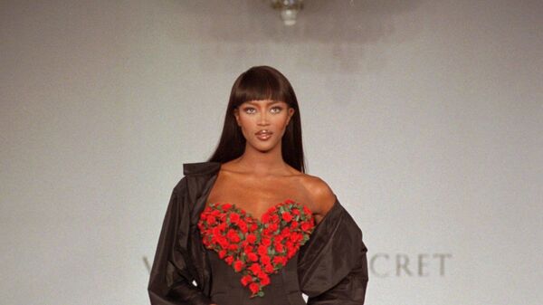 Наоми Кэмпбелл открывает презентацию весенней коллекции нижнего белья Victoria's Secret в Нью-Йорке, 1996 год - Sputnik Грузия