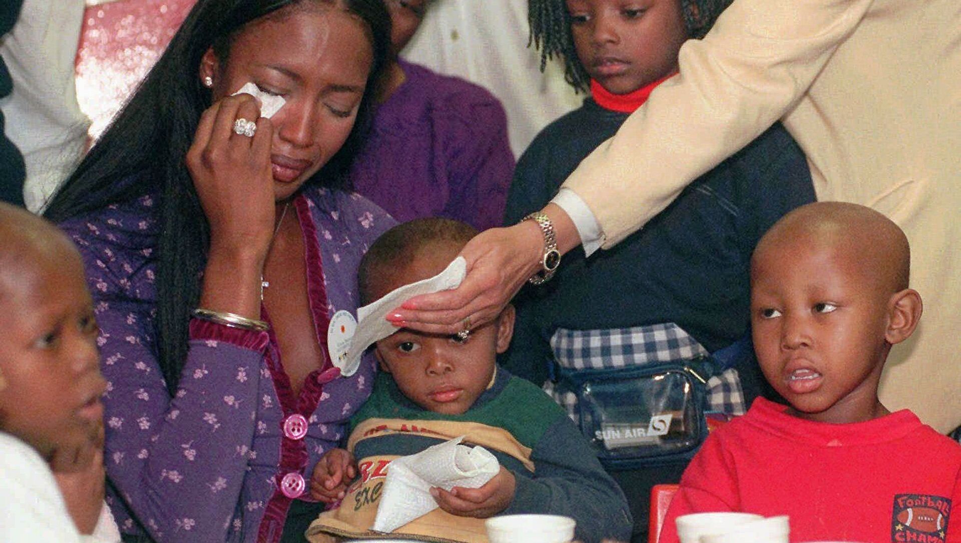 Наоми Кэмпбелл плачет в Детском онкологическом отделении больницы Барагванат в Соуэто, 1997 год - Sputnik Грузия, 1920, 16.06.2021