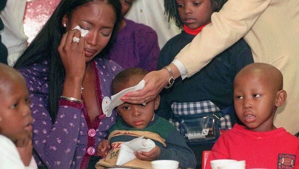 Наоми Кэмпбелл плачет в Детском онкологическом отделении больницы Барагванат в Соуэто, 1997 год - Sputnik Грузия