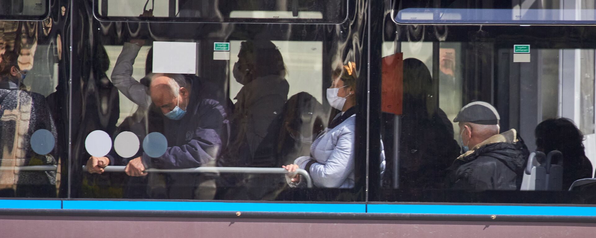 Эпидемия коронавируса - жители в автобусе в масках - Sputnik Грузия, 1920, 31.10.2021