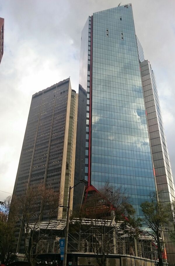 Здание Atrio North Tower в центре Боготы состоит из двух башен. Фасад из шести тысяч стеклянных панелей отличается теплоакустическими характеристиками и снижает потребление энергии
 - Sputnik Грузия