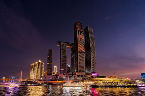 Здание Raffles City Chongqing в Китае - многофункциональный комплекс. В него входят восемь высотных башен, в одной из которых размещен пятизвездочный отель. Башни № 1 и № 2 расположены на месте слияния рек Янцзы и Цзялинцзян

 - Sputnik Грузия