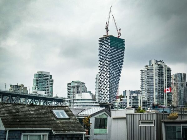 Небоскреб Vancouver House в Канаде начинается в виде треугольника, по мере роста этажности разрастается вширь и к вершине набирает форму полноценного квадрата

 - Sputnik Грузия