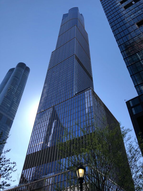 Небоскреб 35 Hudson Yards в Нью-Йорке был спроектирован, как жилой и гостиничный. Одиннадцать этажей Hudson Yards предназначены для гостиничного пространства, шесть этажей, начиная с восьмого уровня, - офисные, этажи с 24 по 38 - занимает отель

 - Sputnik Грузия