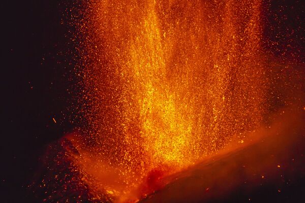 Фонтан лавы извергается из жерла Этны - самого крупного действующего вулкана Европы

 - Sputnik Грузия