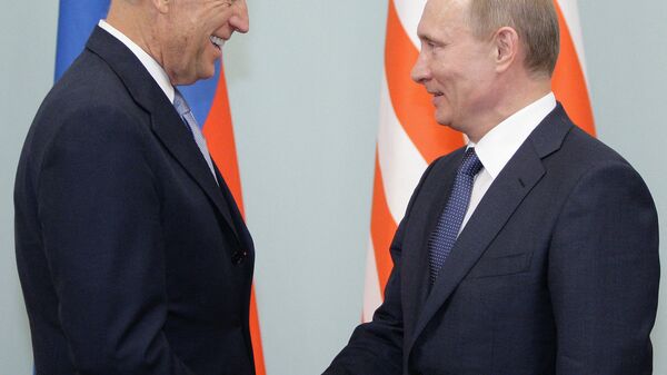 Владимир Путин и Джо Байден обмениваются рукопожатием - Sputnik Грузия