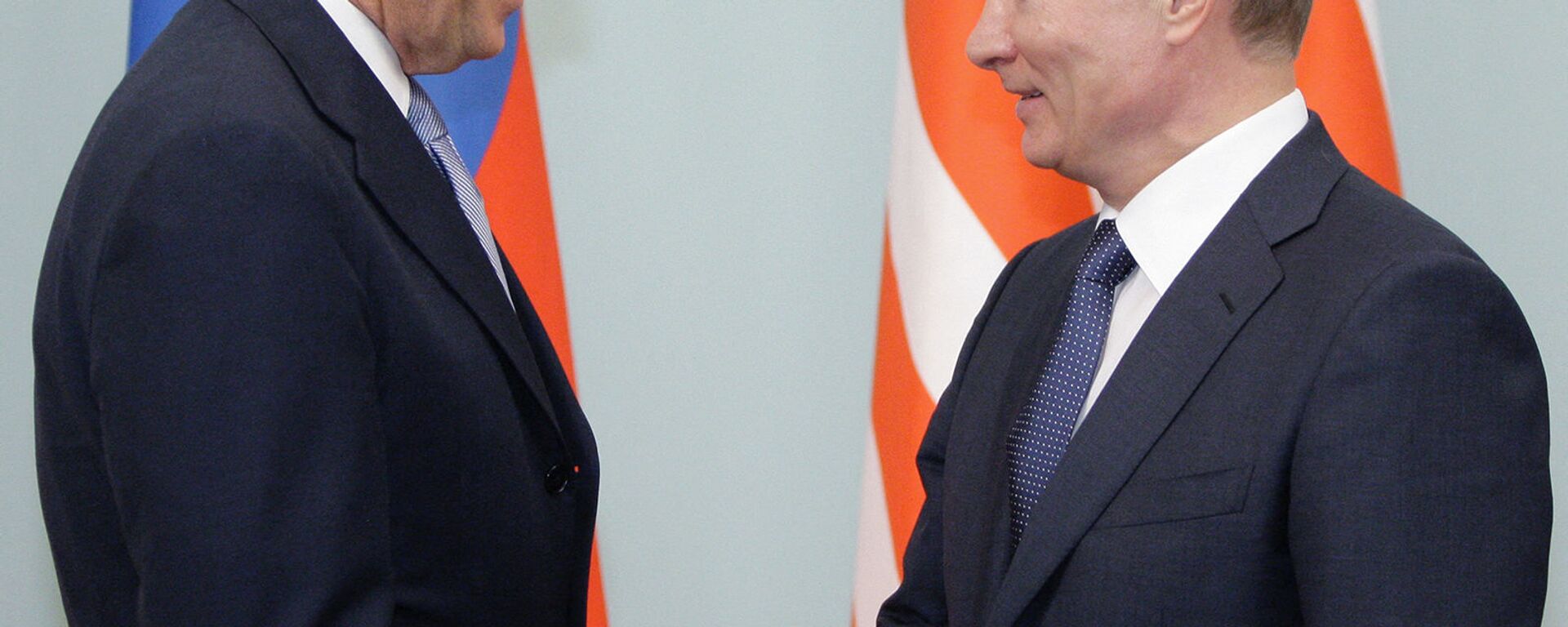 Владимир Путин и Джо Байден обмениваются рукопожатием - Sputnik Грузия, 1920, 26.05.2021