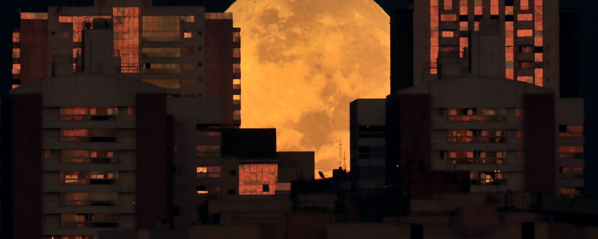 Луна над домами бразильской столицы Бразилиа - Sputnik Грузия, 1920, 26.07.2021