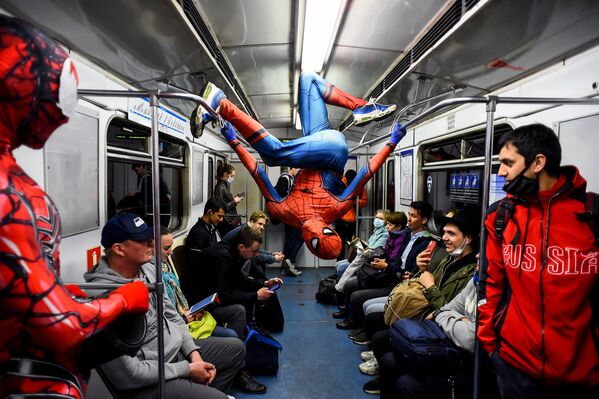 Танцор в костюме Человека-паука выступает в вагоне метро Санкт-Петербурга - Sputnik Грузия