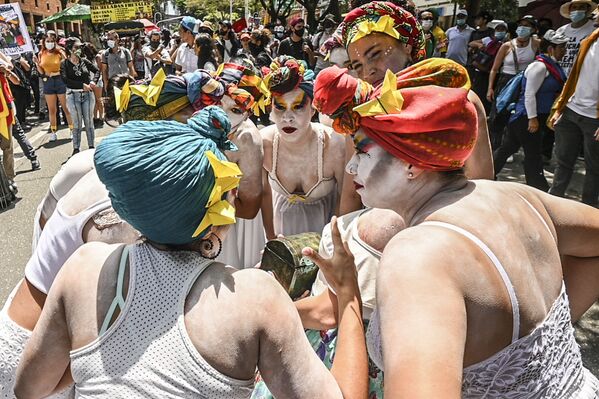 Артисты выступают во время новой акции протеста против правительства президента Колумбии Ивана Дуке в Медельине - Sputnik Грузия