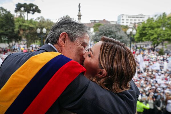 Президент Эквадора Гильермо Лассо обнимает первую леди Марию де Лурдес Альсивар с балкона дворца Каронделет после принятия присяги в Кито - Sputnik Грузия