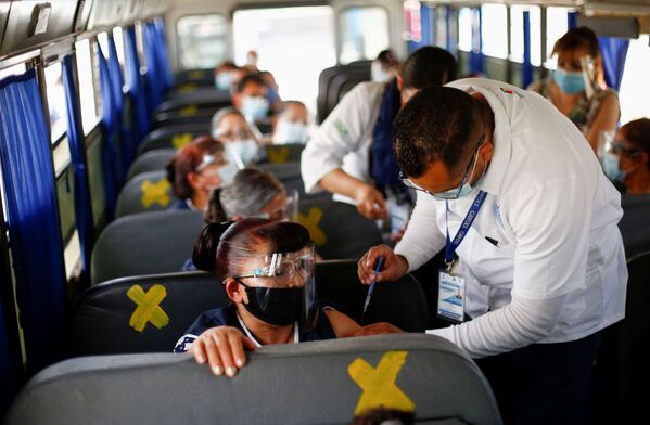 თანამშრომლები კორონავირუსზე იცრებიან ავტობუსში, მექსიკა - Sputnik საქართველო