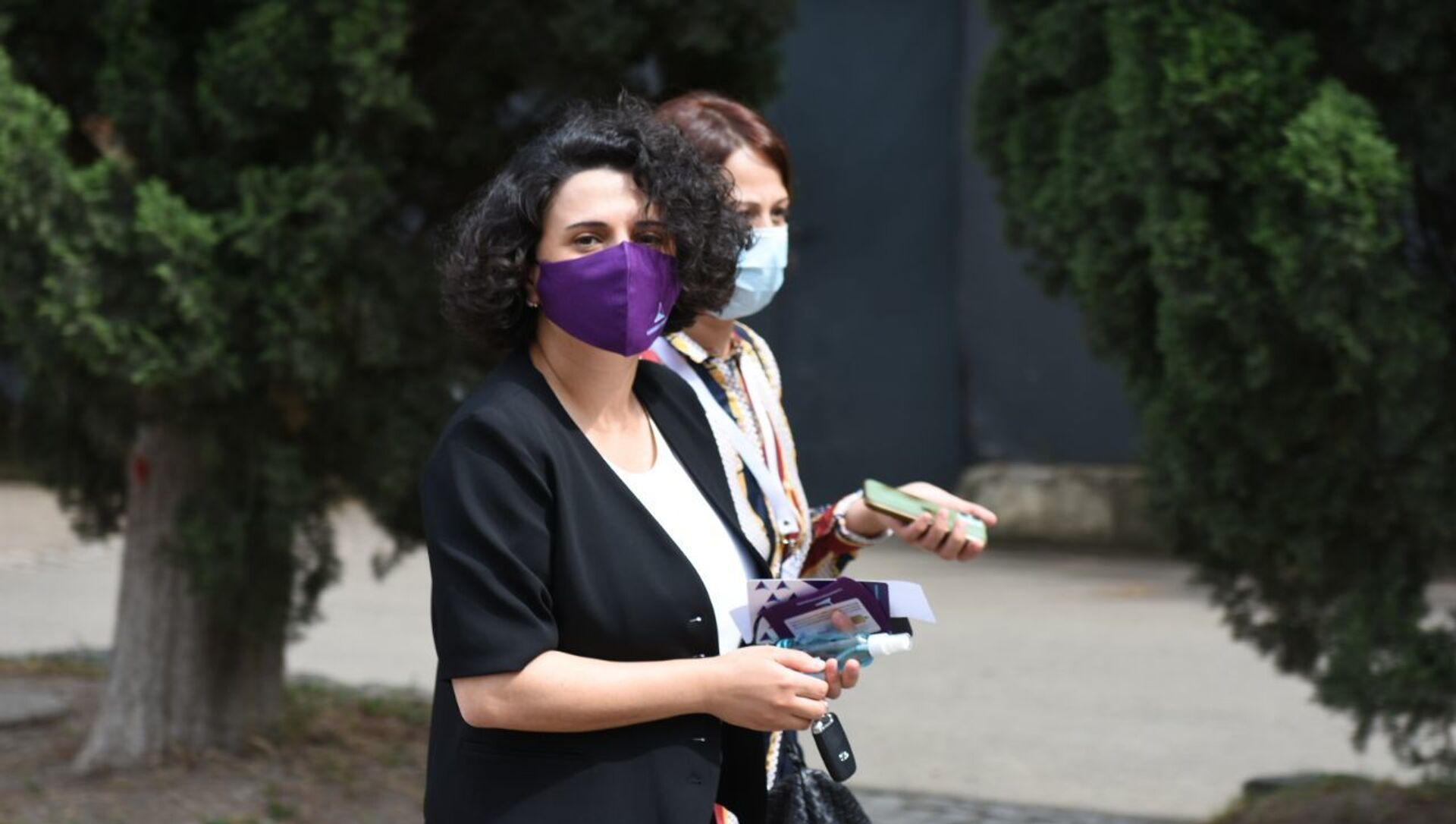 Эпидемия коронавируса - женщины на улице в масках - Sputnik Грузия, 1920, 15.07.2021