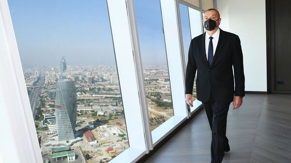 Ильхам Алиев осматривает новое здание министерства экономики Азербайджана - Sputnik Грузия