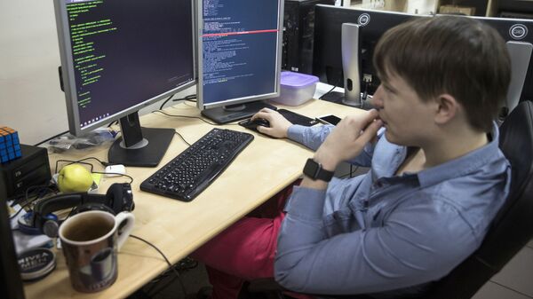 Молодой человек за компьютером - Sputnik Грузия