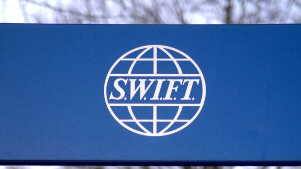 Вывеска Общества всемирных межбанковских финансовых телекоммуникаций (SWIFT) возле штаб-квартиры компании в Брюсселе - Sputnik Грузия