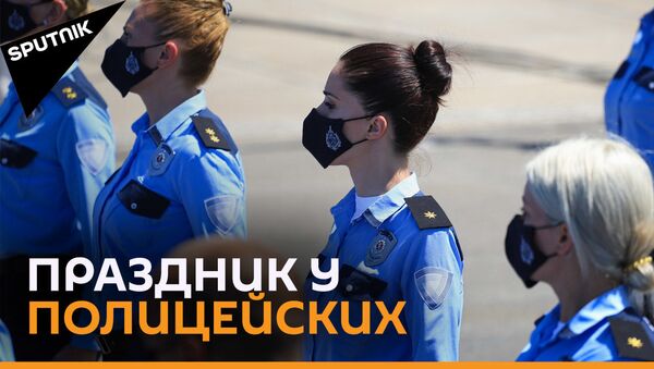 Грузинская полиция отмечает праздник: парад у МВД Грузии - видео - Sputnik Грузия