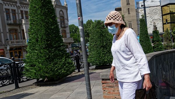 Эпидемия коронавируса - женщины на улице в масках - Sputnik Грузия