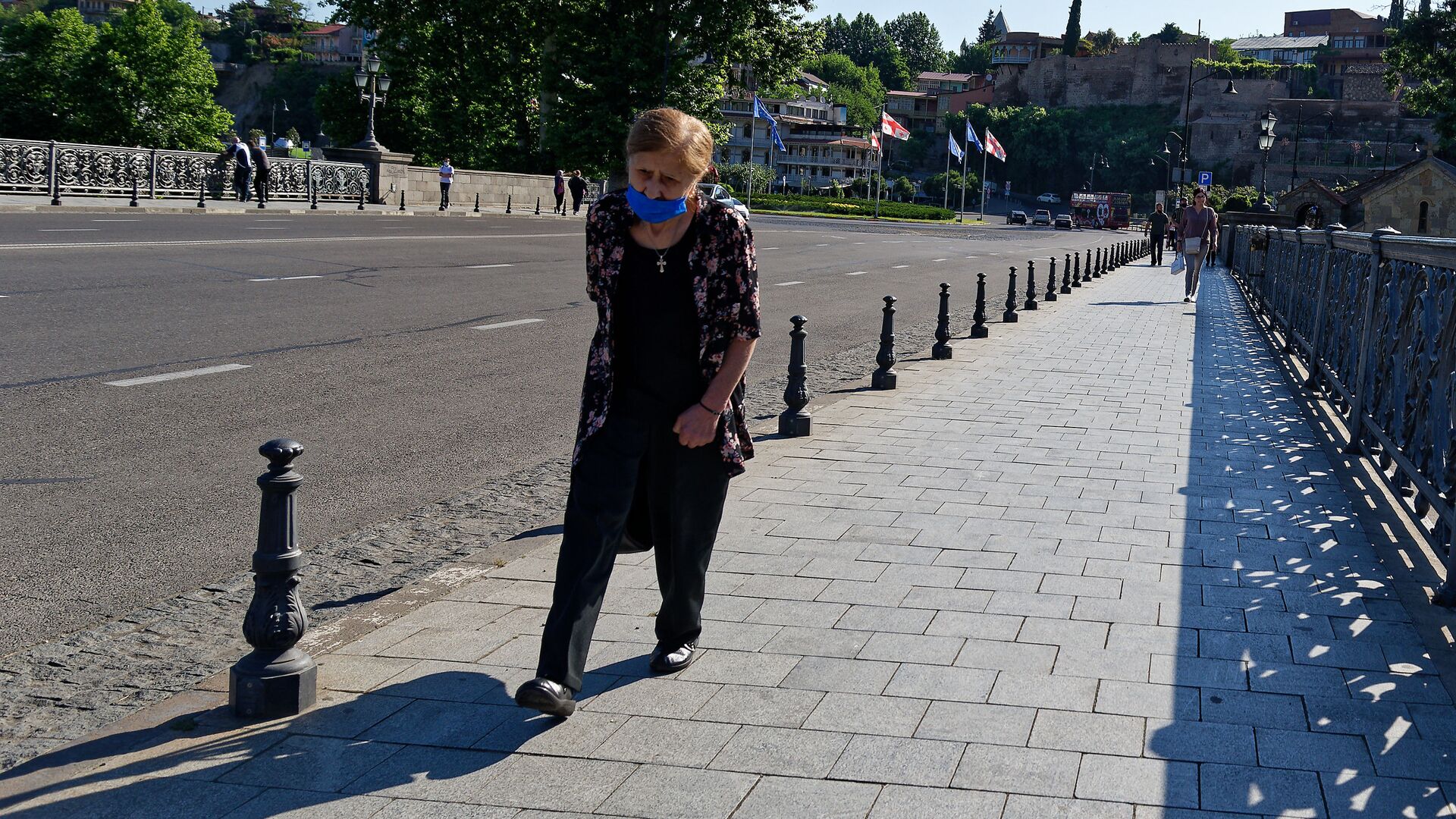 Эпидемия коронавируса - пожилая женщина на улице в маске - Sputnik Грузия, 1920, 08.06.2021