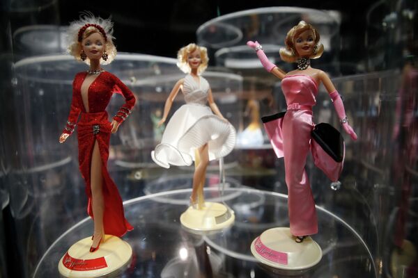 Прототипом Барби считают актрису Джейн Мэнсфилд, соперницу Монро, которая также эксплуатировала образ сексапильной блондинки. Ее особняк был украшен купидонами и сердечками, а ездила она на розовом лимузине - Sputnik Грузия
