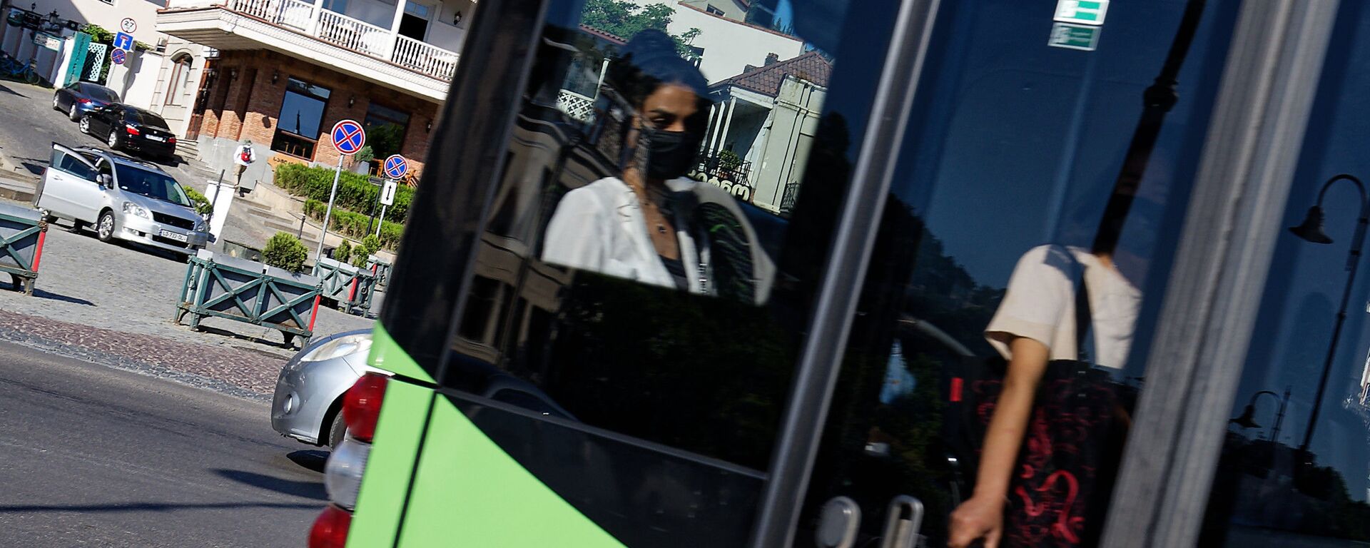 Эпидемия коронавируса - девушка в автобусе в маске - Sputnik Грузия, 1920, 02.09.2021