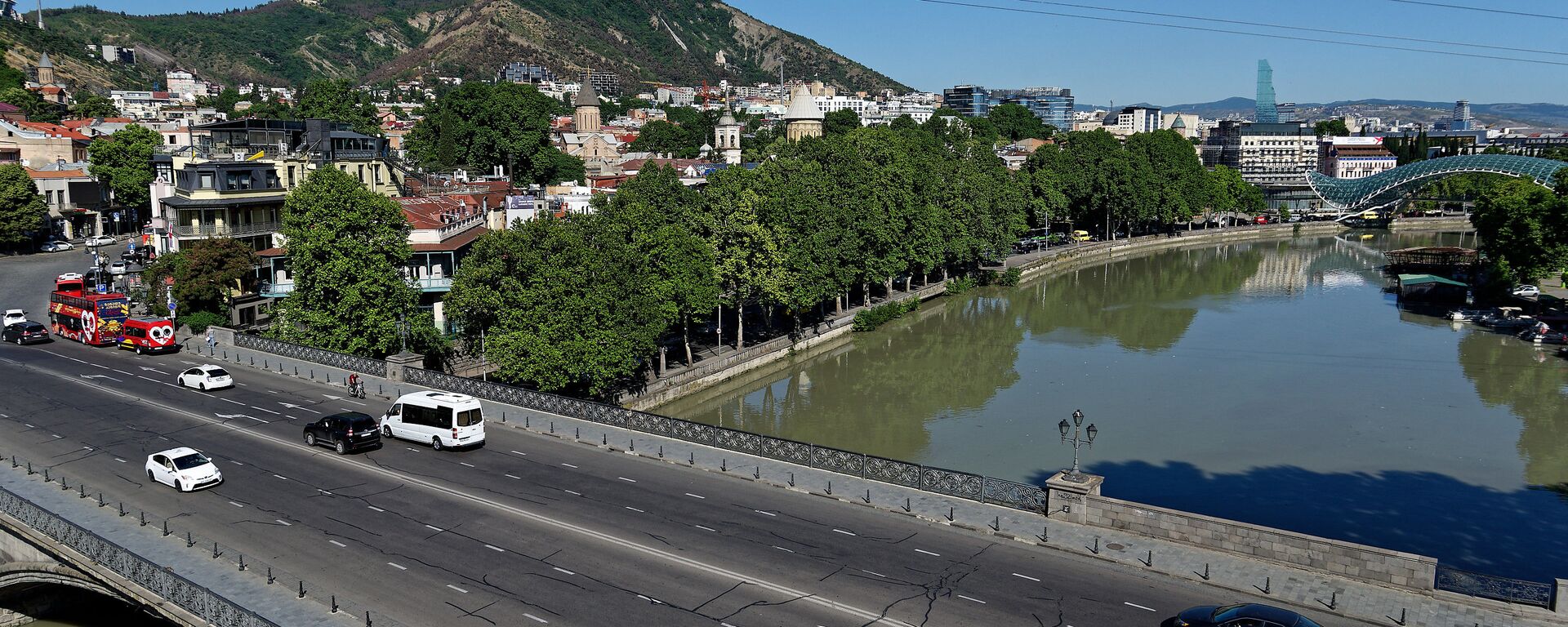 Вид на город Тбилиси - Метехский мост, набережная, река Кура, Мтацминда - Sputnik Грузия, 1920, 01.06.2021