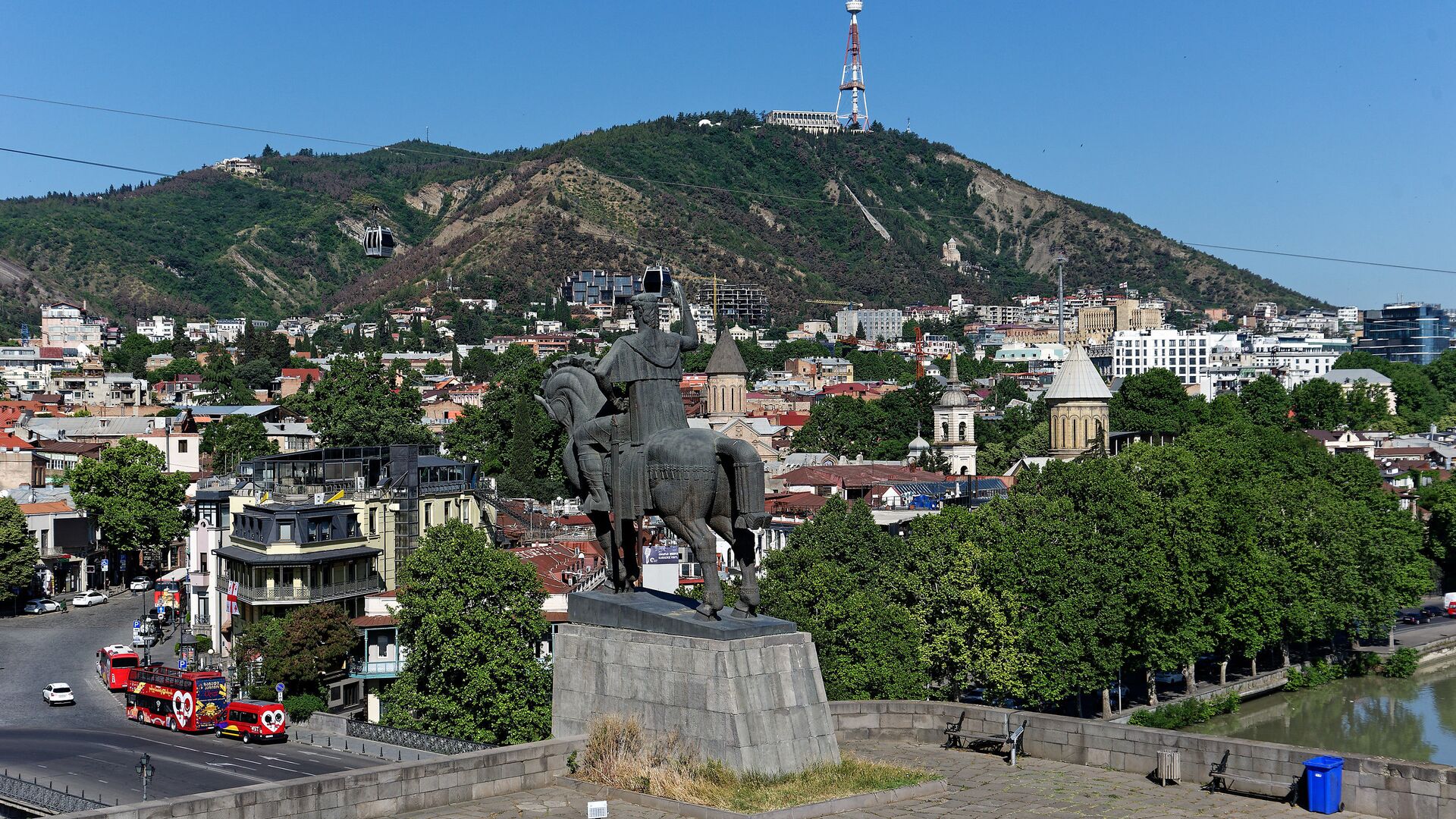 Вид на город Тбилиси -  Мтацминда, телевышка и памятник царю Горгасали - Sputnik Грузия, 1920, 03.06.2022