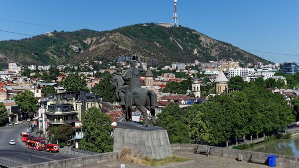 Вид на город Тбилиси -  Мтацминда, телевышка и памятник царю Горгасали - Sputnik Грузия