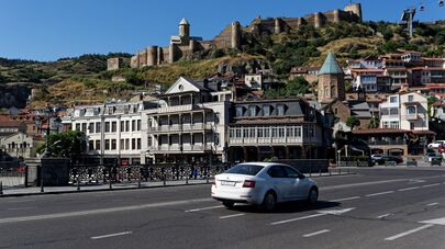 Вид на город Тбилиси -  Нарикала, Метехский мост, церковь Св Николая и храм Сурб Геворг