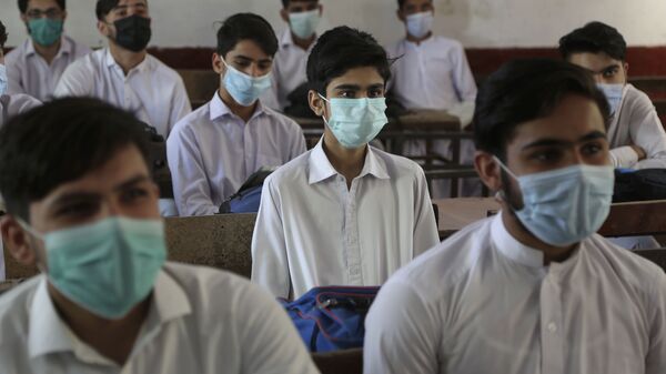 Пандемия коронавируса - ученики в школе в масках - Sputnik Грузия