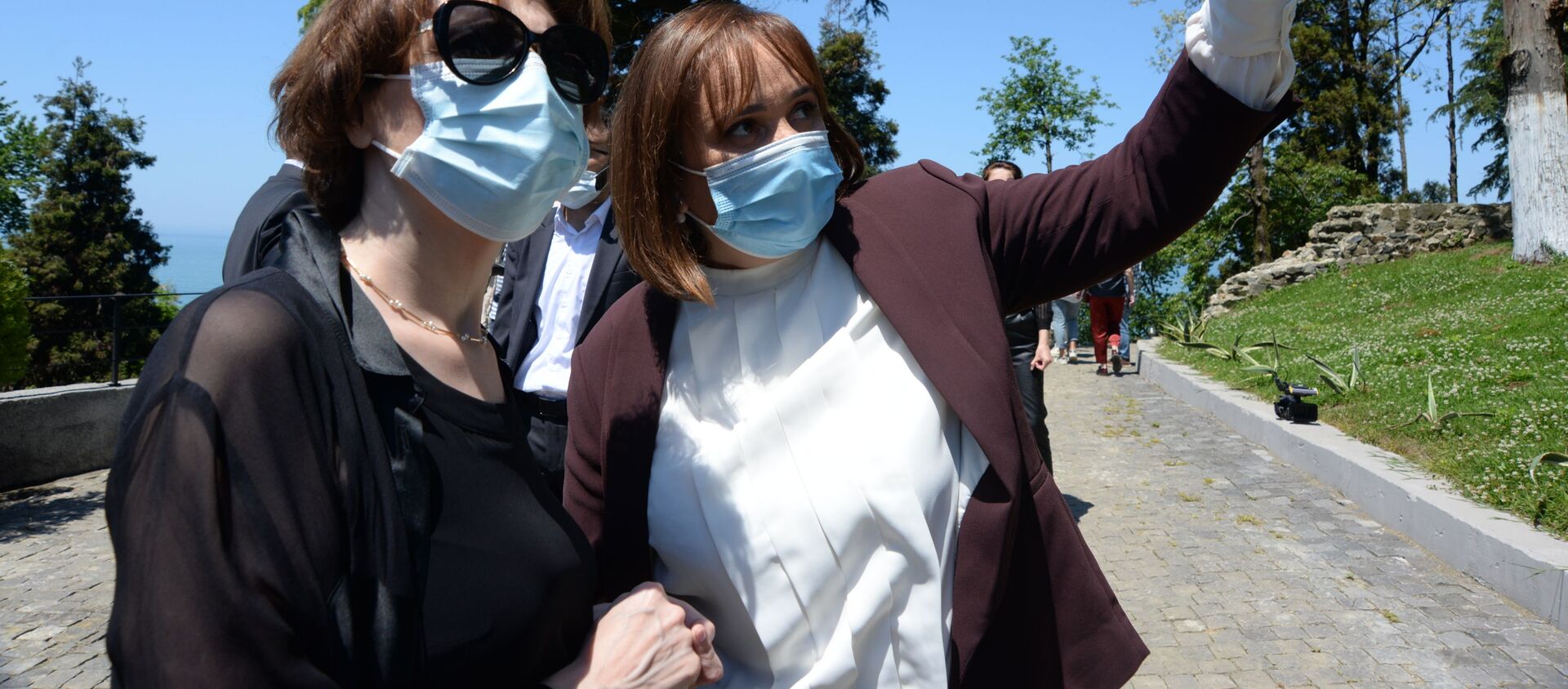 Эпидемия коронавируса - женщины на улице в масках - Sputnik Грузия, 1920, 08.07.2021