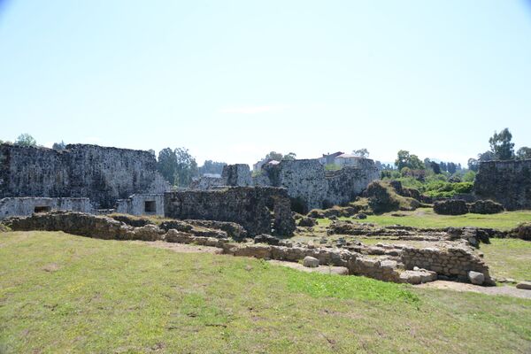 В ходе раскопок 1961—1962 годов на территории акрополя Петры были обнаружены остатки двух раннесредневековых сооружений, базилики и бани - Sputnik Грузия