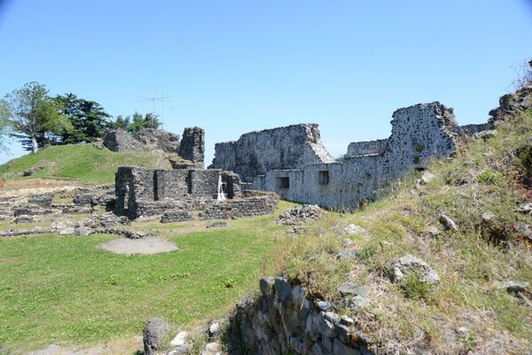 На территории крепости сохранились руины базилики, бани и еще нескольких средневековых сооружений - Sputnik Грузия