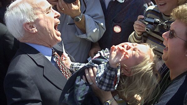Американский политик Джон МакКейн с маленькой девочкой на руках в Южной Каролине, 2000 год  - Sputnik Грузия