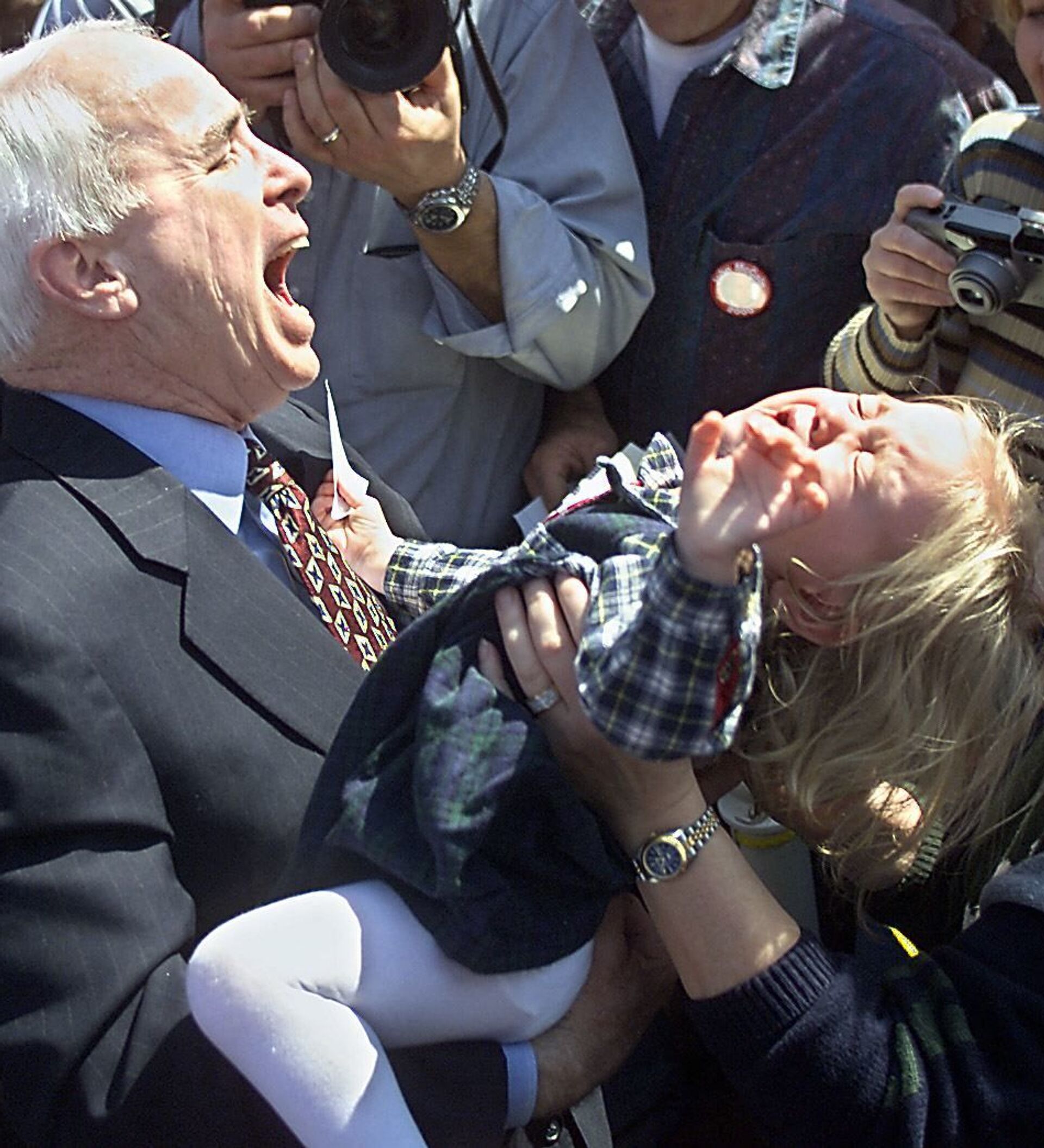Смешное прощание. Американский политик Маккейн. Джон Маккейн с детьми. Веселое прощание. Угарное прощание.